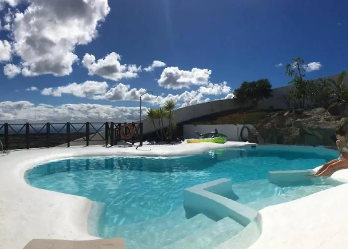 Villa Sleeps 8 With Pool And Hot Tub *