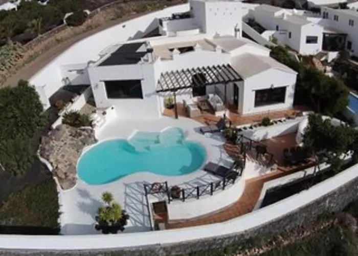 Sleeps 8 With Pool And Hot Tub Conil