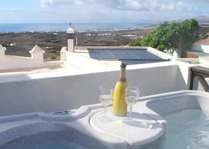 Villa Sleeps 8 With Pool And Hot Tub *